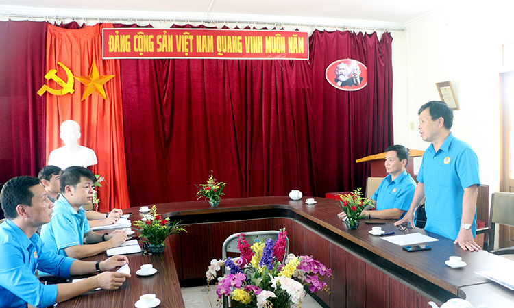 Công đoàn Công nghiệp Hóa chất Việt Nam thăm hỏi, tặng quà gia đình chính sách nhân ngày Thương binh - Liệt sĩ (27/7)