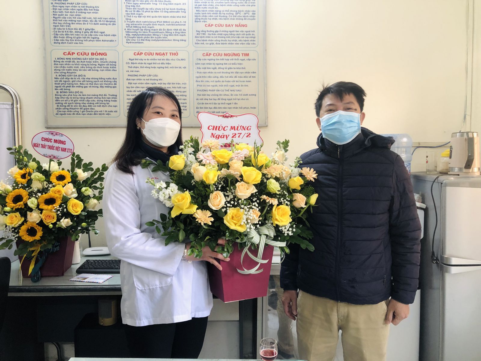 Đồng chi Lê Đình Hùng - Chủ tịch Công đoàn Công ty tặng hoa chúc mừng