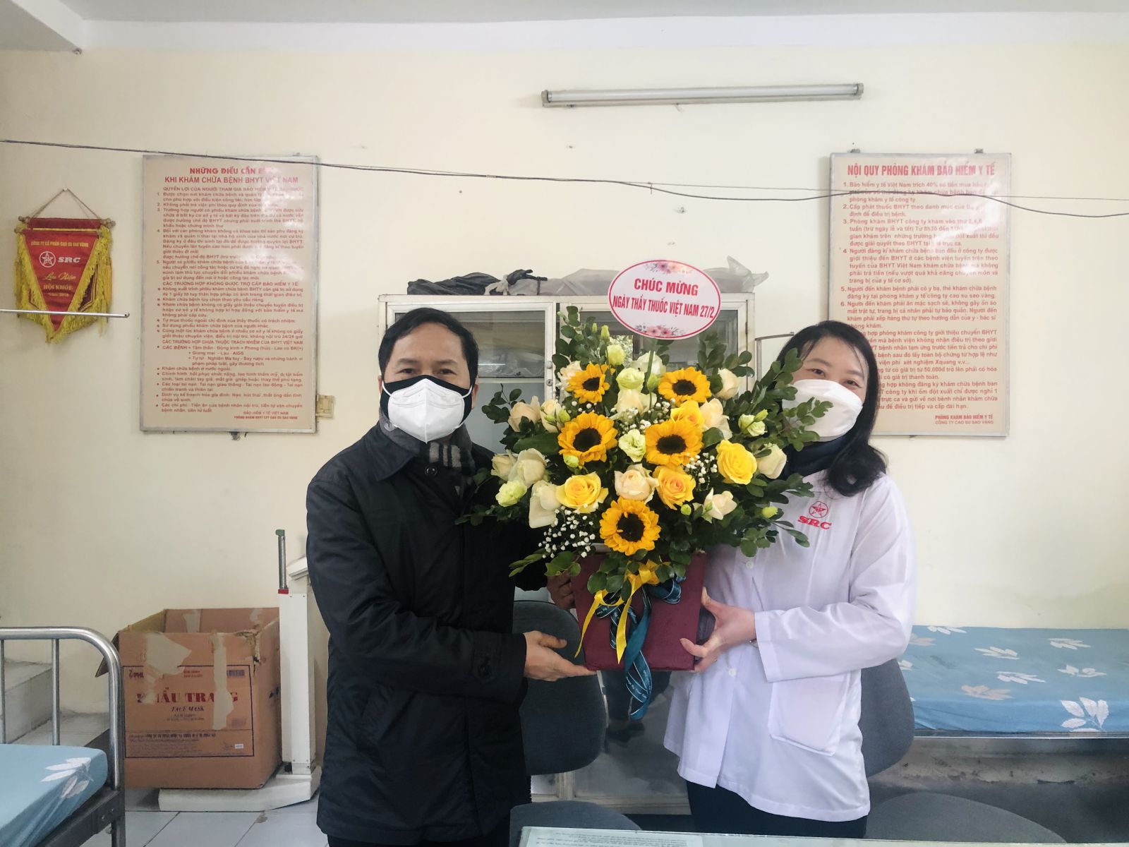 Đồng chí Nguyễn Việt Hùng - Bí thư Đảng uỷ, Tổng Giám đốc Công ty tặng hoa chúc mừng